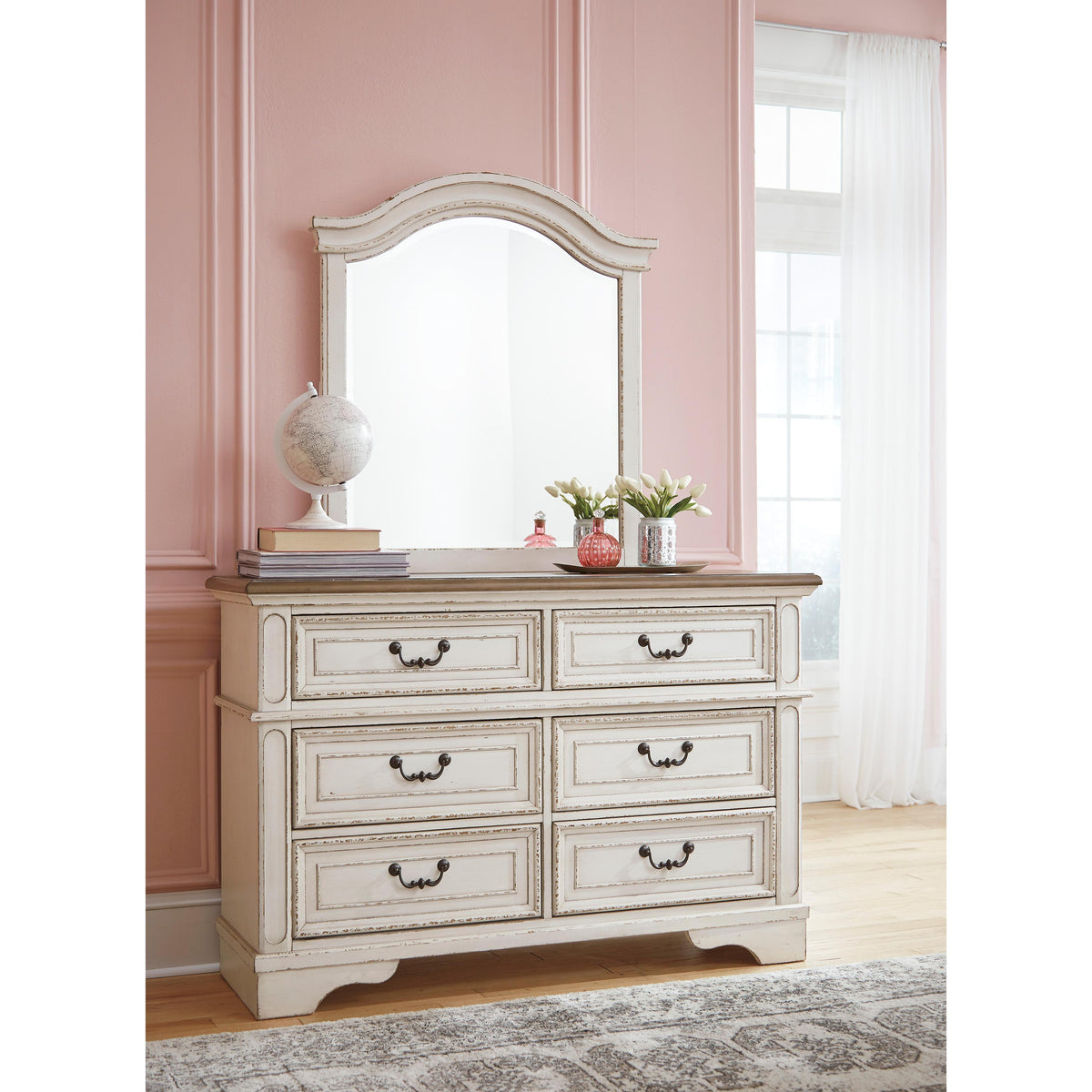 Realyn - Dresser White / Dresser & Mirror / 6 Drawers Realyn - Dresser White / Dresser & Mirror / 6 Drawers