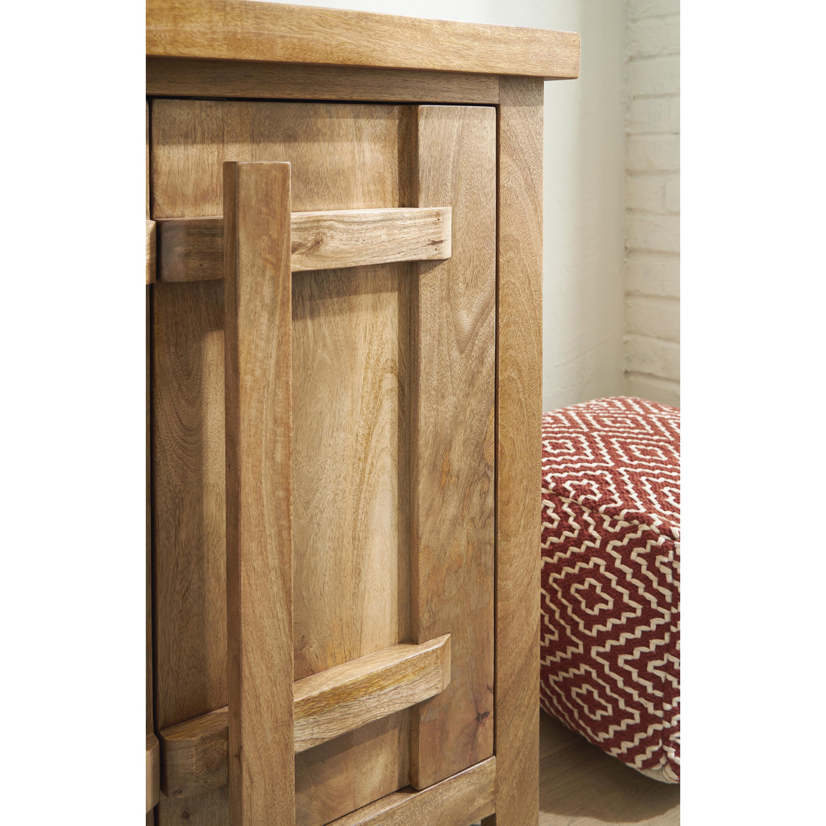 Signature Design by Ashley Dresor A4000578 Accent Cabinet