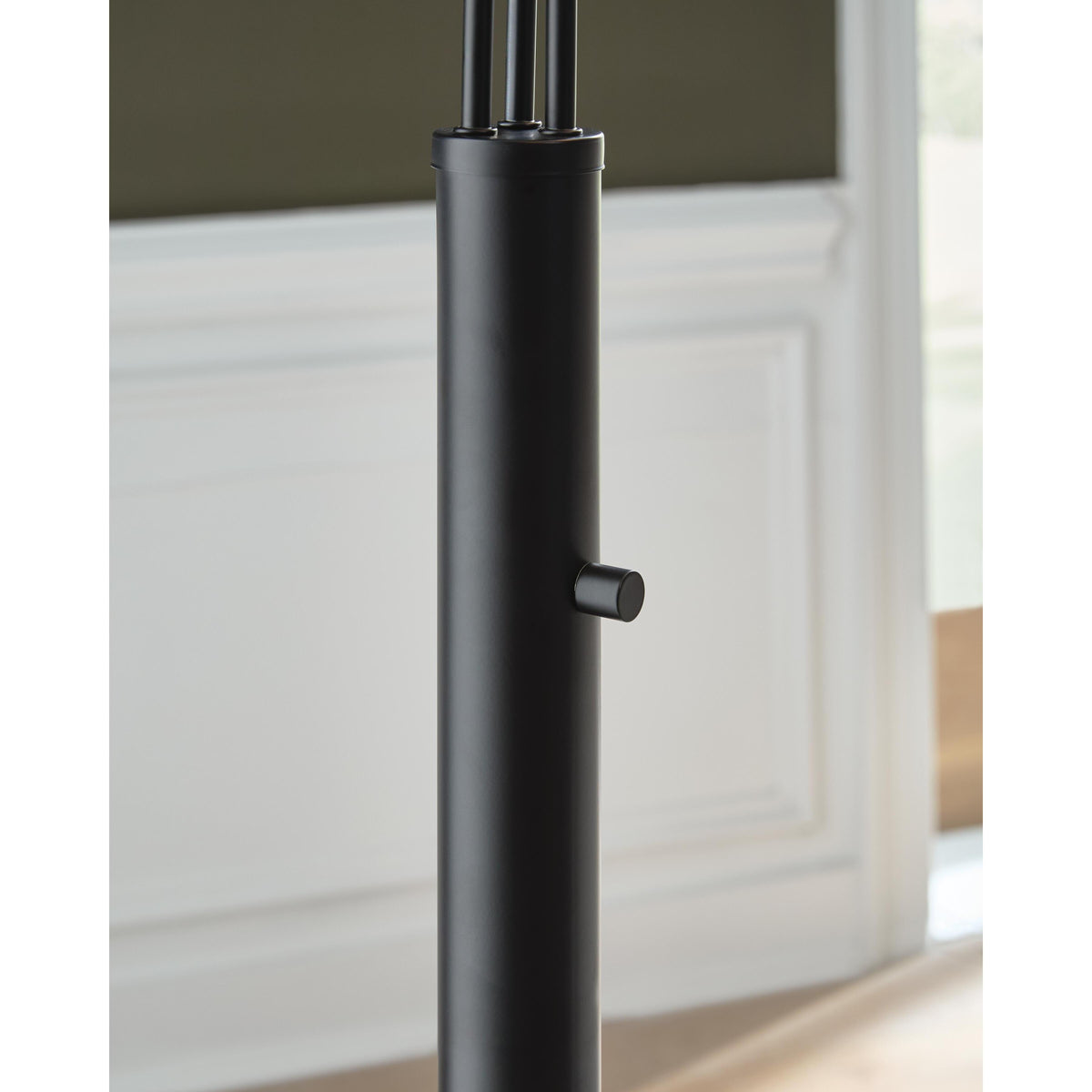 Signature Design by Ashley Gibbswellner Arc Lamp L725159